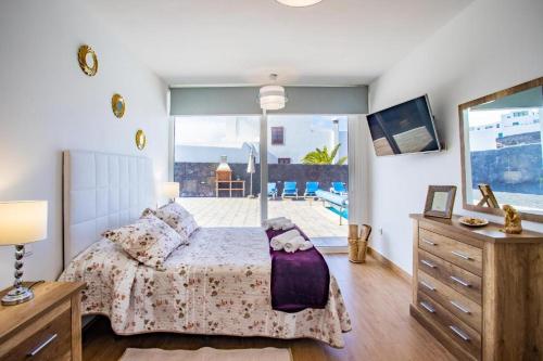 Posteľ alebo postele v izbe v ubytovaní Eslanzarote Eco Villa Tony, heated pool, jacuzzi, Sat tv, Super wifi