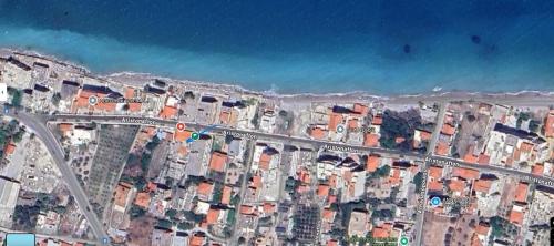 an overhead view of a city with a traffic light at Lemon tree Gr in Xylokastron