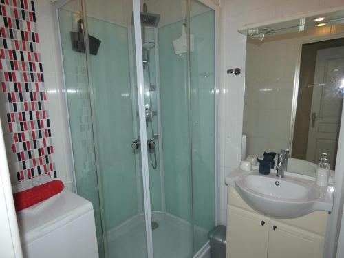 une salle de bain avec une douche en verre et un lavabo dans l'établissement Le Refuge du Tilhos, à Argelès-Gazost