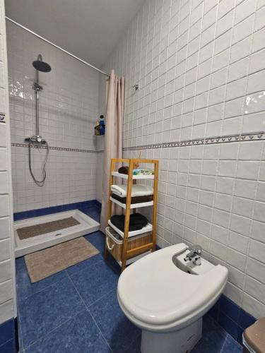 Un baño con inodoro, lavabo y ducha. en Ohanes tu descanso, en Ohanes