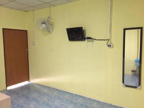 TV a/nebo společenská místnost v ubytování Song pee nong resort Phattalung