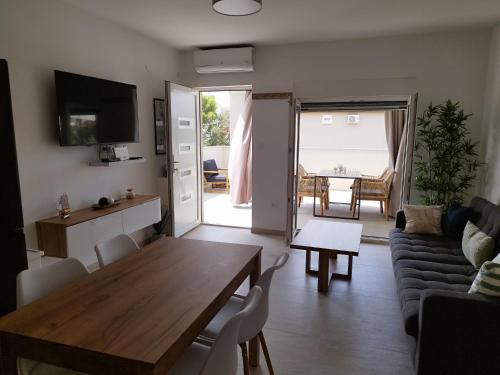 Μια τηλεόραση ή/και κέντρο ψυχαγωγίας στο Old Town Paklenica