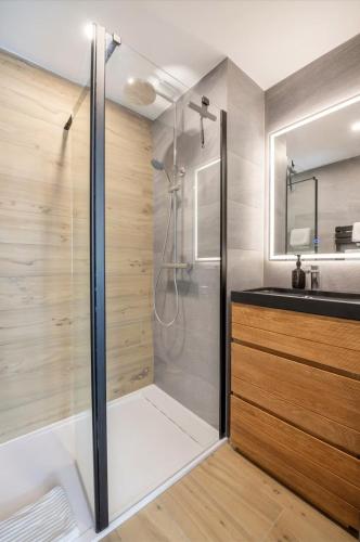 une salle de bain avec douche et lavabo dans l'établissement Center & Unique Mountain View, à Chamonix-Mont-Blanc