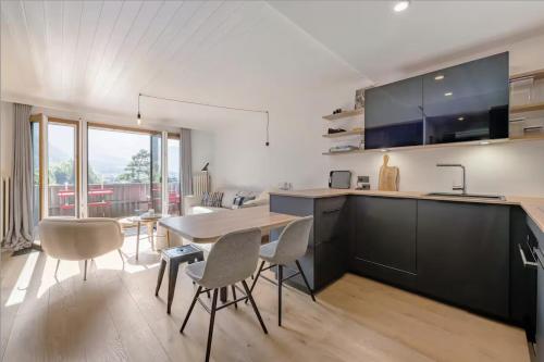 une cuisine et une salle à manger avec une table et des chaises dans l'établissement Center & Unique Mountain View, à Chamonix-Mont-Blanc