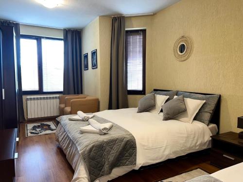 una camera da letto con un letto grande in una stanza di Slope nest Bansko a Bansko
