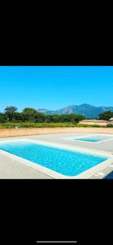 - une vue sur une plage d'eau bleue dans l'établissement A Torra Mare, à Cervione