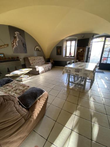 un salon avec un canapé et une table dans l'établissement La Rose des Vents, à Saint-Bonnet-en-Champsaur