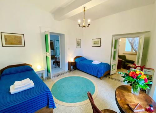 a living room with two beds and a table at Al Vecchio Nido in Pico