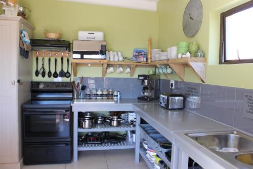 Dapur atau dapur kecil di At Rosies KiteHouse - Private rooms week to week, Monday to Monday