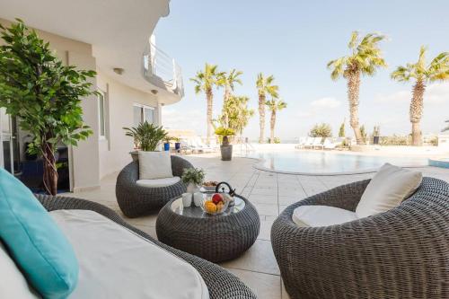 Zona de estar de Palm Springs Villa Mellieha By Homely