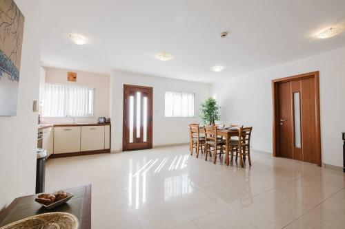 Zona de estar de Palm Springs Villa Mellieha By Homely