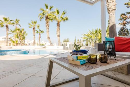 Piscina en o cerca de Palm Springs Villa Mellieha By Homely