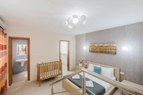 Zona de estar de Palm Springs Villa Mellieha By Homely