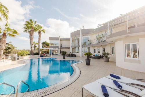 Piscina en o cerca de Palm Springs Villa Mellieha By Homely