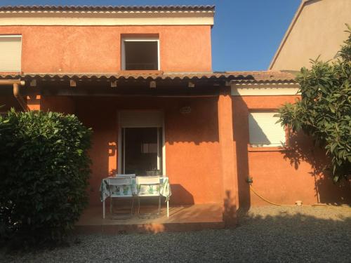 une table et des chaises assises à l'extérieur d'une maison dans l'établissement A Torra Mare, à Cervione