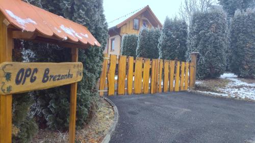 a wooden fence with a sign in front of a house at Ruralna kuća za odmor Brezanka, Zagrebačka ulica 21 Gornja Stubica in Gornja Stubica