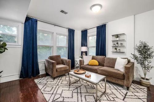 Χώρος καθιστικού στο Pet-Friendly Furnished Apt Near EMU Free Parking apts