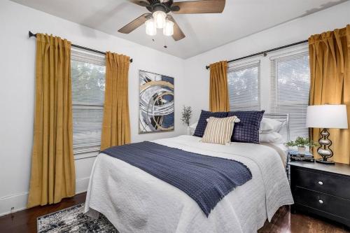 Ένα ή περισσότερα κρεβάτια σε δωμάτιο στο Pet-Friendly Furnished Apt Near EMU Free Parking apts