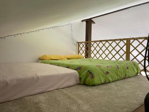 twee bedden naast elkaar in een kamer bij Casa con vistas impresionantes in A Coruña