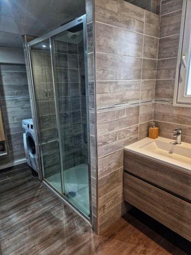une salle de bain avec douche et lavabo dans l'établissement chalonnaise house 120m2, à Châlons-en-Champagne