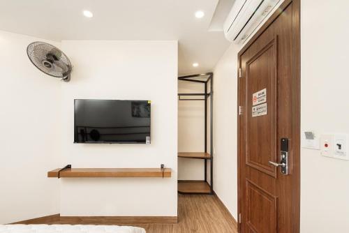 a room with a door and a tv on the wall at GARE D'47 l 21 Lê Chân street l Đối diện Nhà hát lớn in Hai Phong