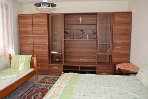 ツァレヴォにあるVanya Apartmentのベッドルーム1室(大きな木製キャビネット、ベッド1台付)
