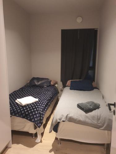 une chambre avec deux lits et une fenêtre dans l'établissement Ecological seaside apartament, à Reykjavik