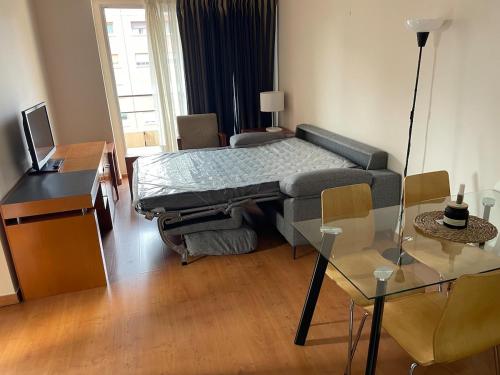 マドリードにあるChamartin St calle Mauricio Legendreのベッドとガラスのテーブルのある寝室