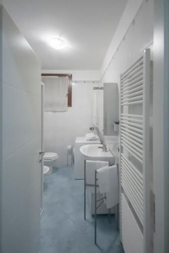a bathroom with two sinks and two toilets at FARE BnB- la chicca di Emilio in Cavriago