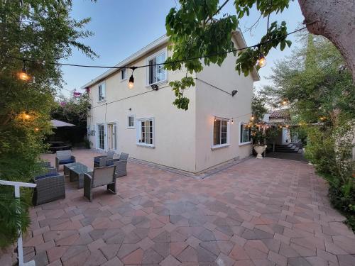 a patio with benches and a white building at 3 bedroom apartment by the MrC Hotel and 5 minutes to Rodeo Drive WiFi TV Patio walk to restaurants in Los Angeles