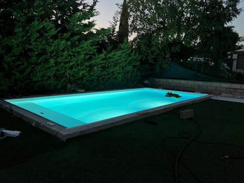 une piscine éclairée dans une cour dans l'établissement Villa de standing avec piscine, à Roquebrune-sur Argens