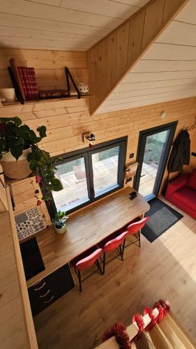 une vue de tête sur une table dans une petite maison dans l'établissement Tiny House Kota Grill & Sauna, à Yébleron