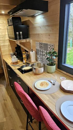 - une cuisine avec un comptoir et une plaque de cuisson dans l'établissement Tiny House Kota Grill & Sauna, à Yébleron