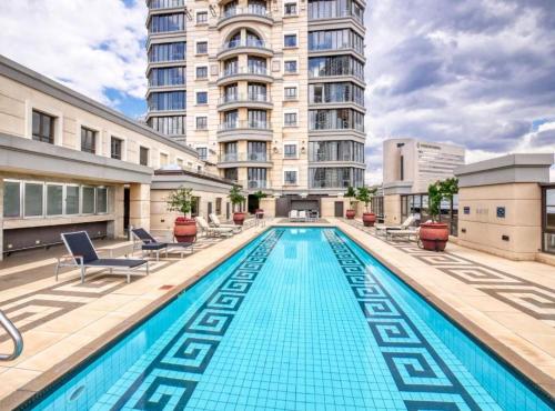 Kolam renang di atau dekat dengan Michelangelo Hotel Luxury 1 Bedroom Apartment- Nelson Mandela Square & Sandton City