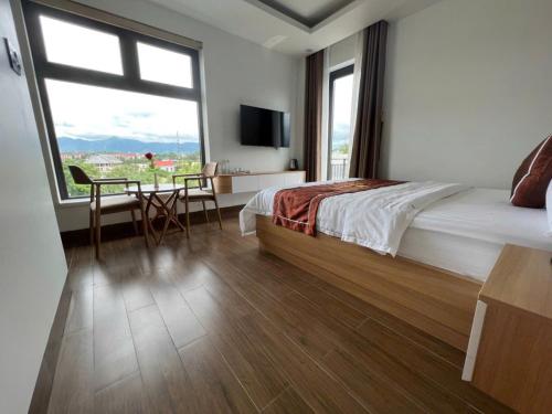 Кровать или кровати в номере Khánh Phương Luxury