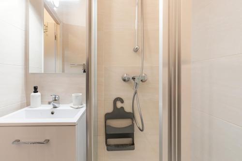 une salle de bain avec douche et lavabo dans l'établissement Top Appartement Avenue Ternes Paris, à Paris