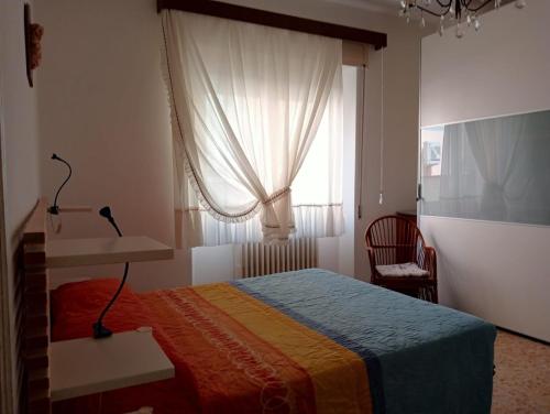 una camera da letto con un letto e una finestra di Un mare di relax a Follonica