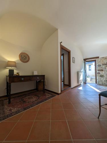 a living room with a table and a couch at Passo del Mattino in Locati