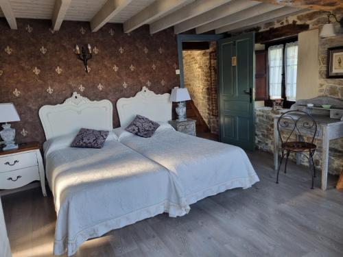 una camera con un letto bianco con due cuscini di Hotel Rural La Casa Encanto a Espinosa de los Monteros