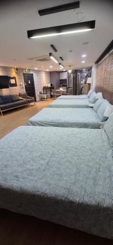 Postel nebo postele na pokoji v ubytování Harmony Stay