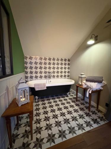 a bathroom with a tub and a checkered floor at Maison d hotes villa les pervenches in La Chaux-de-Fonds