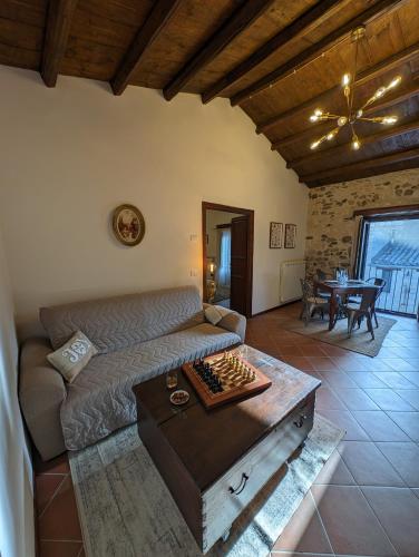 a living room with a couch and a table at Passo del Mattino in Locati