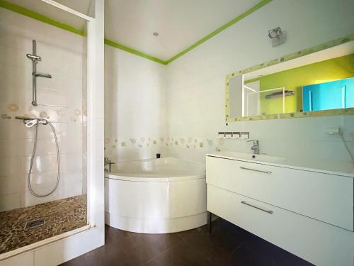 une salle de bain blanche avec une douche et un lavabo dans l'établissement La roue libre 3 chambres - 1er étage au centre ville de L'Arbresle, à Éveux