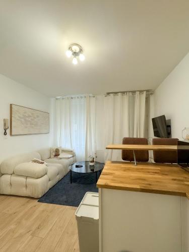 un salon avec un canapé et une table dans l'établissement Héra, à Caen