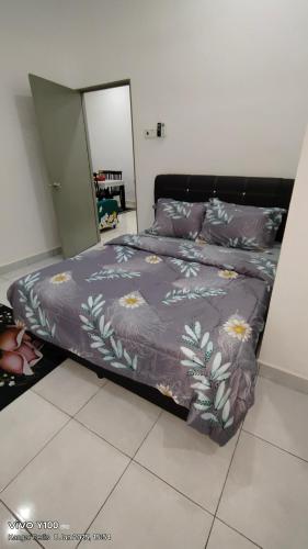 Ένα ή περισσότερα κρεβάτια σε δωμάτιο στο REEN Homestay Perlis