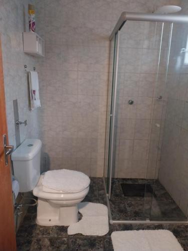 a bathroom with a toilet and a shower at Casa da vanuze in Holambra