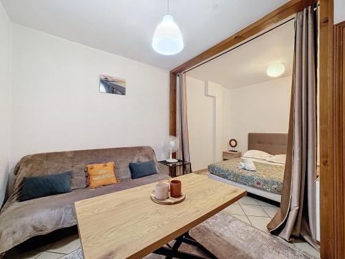 un salon avec un lit et une table dans l'établissement Apartment 4 pers Montferrand Cordeliers, à Clermont-Ferrand