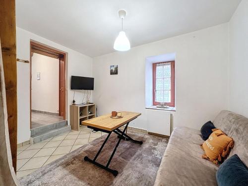 un salon avec un canapé et une table dans l'établissement Apartment 4 pers Montferrand Cordeliers, à Clermont-Ferrand
