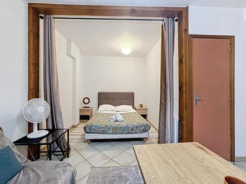 une chambre avec un lit et un canapé dans une pièce dans l'établissement Apartment 4 pers Montferrand Cordeliers, à Clermont-Ferrand