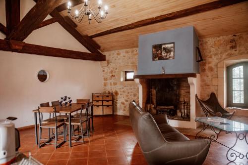 une salle à manger avec une table et des chaises et une cheminée dans l'établissement Davaï appartement 6 personnes, à Pont-Saint-Esprit